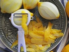 Cómo limpiar tu casa con las cáscaras de limón. Foto: Antena 3 Cómo limpiar tu casa con las cáscaras de limón. Foto: Antena 3