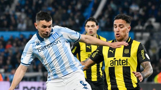 Maravilla Martínez, autor de dos goles para la Academia ante Peñarol en el juego revancha de octavos de final de la Copa Libertadores.&nbsp;