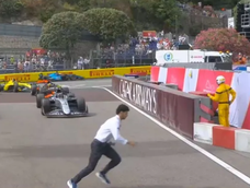 Susto en Mónaco con la aparición de una persona que cruzó el pit lane en plena carrera de F2. Susto en Mónaco con la aparición de una persona que cruzó el pit lane en plena carrera de F2.