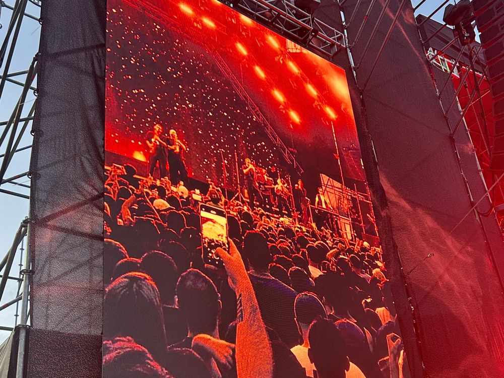 Entre groove, humor y virtuosismo, El Kuelgue hizo estallar el escenario: una banda afilada, vientos protagonistas y un público rendido ante su energía.