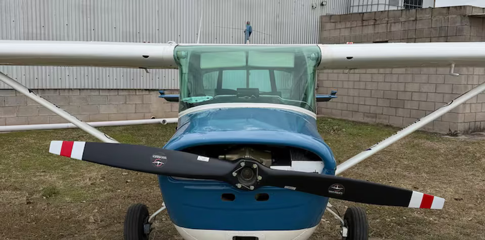 El instructor se lanzó desde un avión Cessna 150 biplaza.