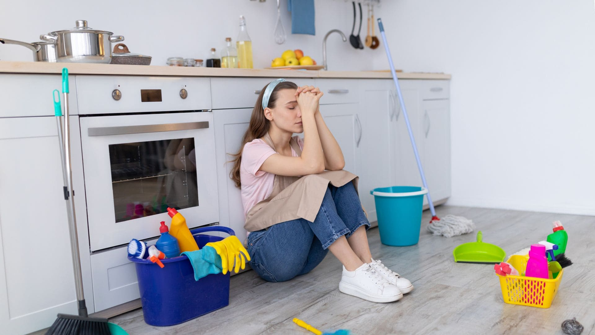 Obsesionarse con la limpieza de casa: por qué sucede y qué dice la psicología