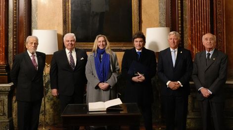 En un acto en el Jockey Club, Milei volvió a cuestionar a los gobernadores por no aplicar la motosierra