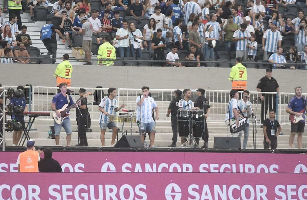Los Totora, grupo de cumbia, en la fiesta de la selección. (Federico López Claro / La Voz).