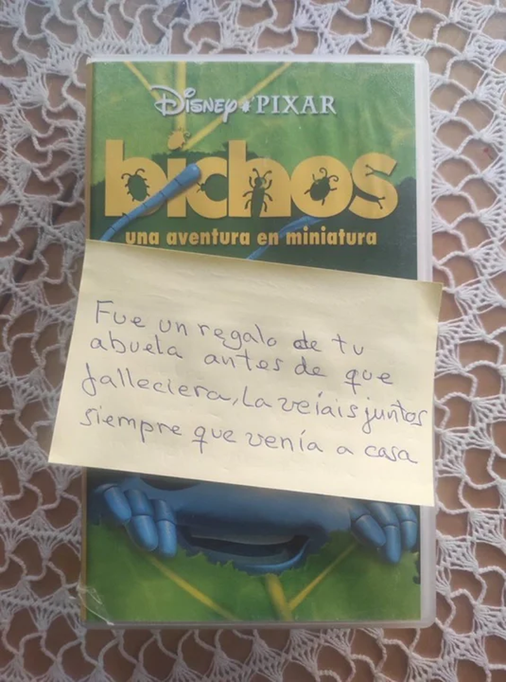 La historia viral de un joven que encontró su niñez en viejos VHS