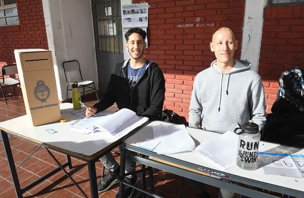 Elecciones PASO presidenciales 2023 en la provincia de Mendoza.Miguel Mellado 25 años junto a su hermano Mauricio de 23 años, se presentaron voluntariamente a primera hora en la escuela Salvador Maza de Guaymallén para cubrir en alguna mesa donde faltara presidente y vicepresidente    Foto: José Gutierrez / Los Andes