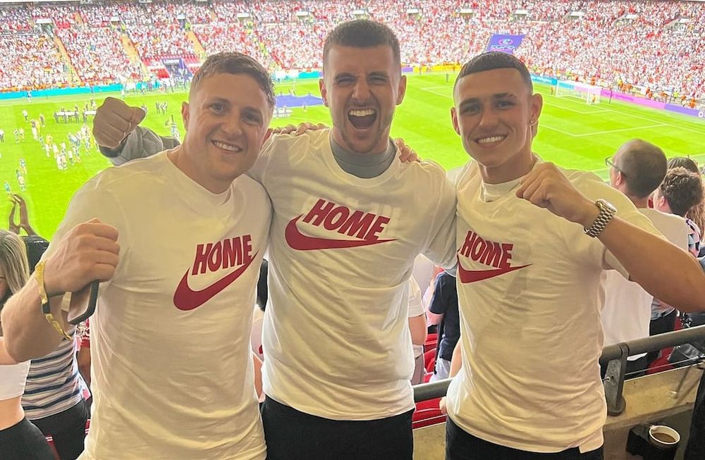 Phil Foden (Manchester City) y Manson Mount (Chelsea) estuvieron presentes en la final de la Eurocopa femenina alentando a las jugadoras.