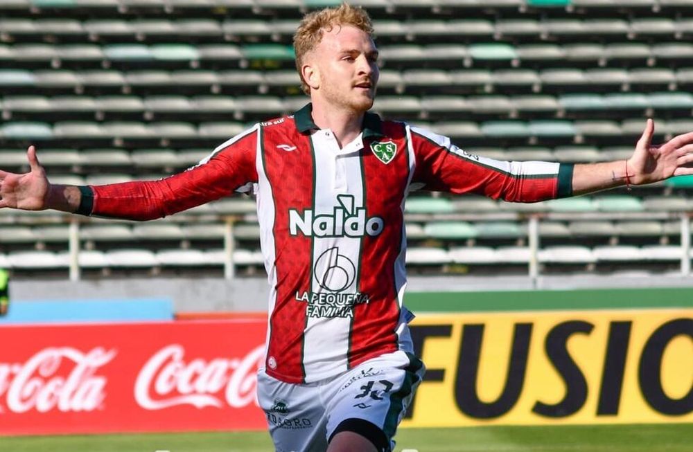 Con un triunfazo sobre Aldosivi, debutó la nueva camiseta de Sarmiento de Junín, inspirada en el modelo de 1952, cuando el conjunto de Junín ingresó a la AFA. / Gentileza.