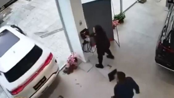 Fue a probar un auto eléctrico en una concesionaria, perdió el control y terminó en la vereda.