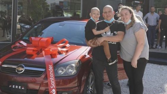 Paula y Marcelo, padres de Bruno, recibieron la gran sorpresa luego de que Juan Pablo Rodriguez, referente de la fundación Un tatuaje por sonrisa, se pusiera en contacto con una concesionaria, Foto: Gentileza