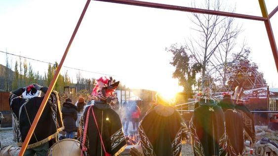 Referentes de los pueblos andinos de Mendoza recibieron este lunes por la mañana el Año Nuevo del Sur, el 5.529 del Quinto Sol. Foto: Colectivo artístico Año nuevo del Sur.