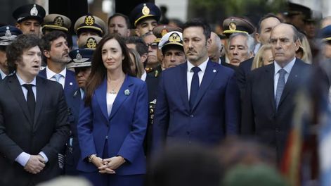 Según CB Consultora, el ministro de Defensa es el segundo con mejor imagen en el ranking de funcionarios, aunque todos los miembros del gabinete registraron bajas en septiembre.