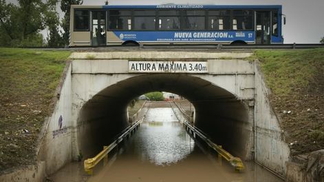 El túnel que conecta al Mendoza Plaza Shopping volvió a inundarse - Orlando Pelichotti / Los Andes