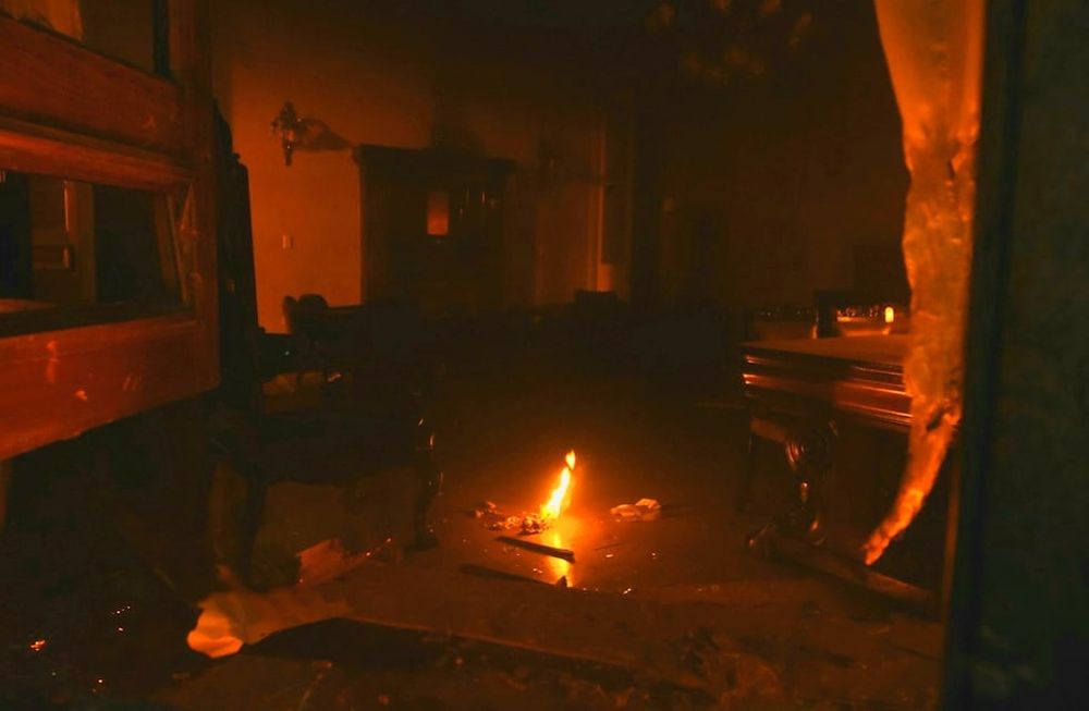 Así quedó el interior de la Legislatura luego del ataque e incendio de un reducido grupo de personas que se manifestaba por el femicidio de Florencia Romano. Mariana Villa / Los Andes