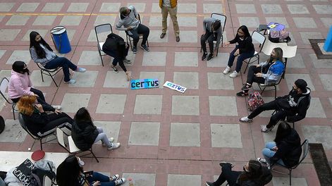 Los Andes | Si continúan los días fríos, se complicará la actividad al aire libre. Ayer, muchos padres se quejaron porque las aulas no tenían la calefacción encendida. Foto: Orlando Pelichotti / Los Andes