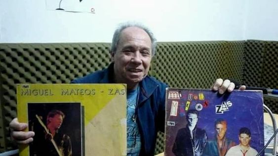 Eduardo Chino Sanz posa con los dos discos de Miguel Mateos/Zas en los que participó como guitarrista. Entre ellos, Rockas vivas, uno de los más exitosos de la historia de la música argentina. | Gentileza