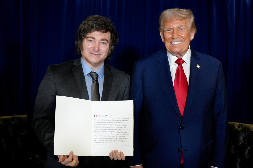 Ayer, Javier Milei recibi&oacute; un regalo de Donald Trump: un tuit impreso