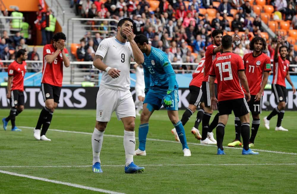 La mala pata de Luis Suárez: mirá los dos goles que se morfó ante Egipto