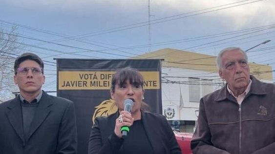 La candidata a intendente del Frente Libertario, Demócrata y Jubilados, Claudia Córdoba, en pleno discurso de campaña por Maipú. A su derecha, el concejal electo Alfredo Mancifesta.
