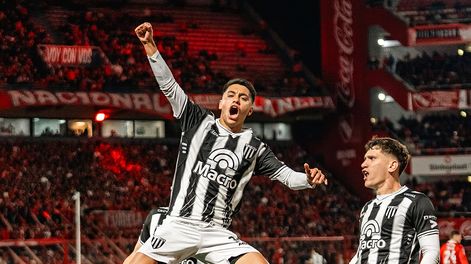Esteban Fernández festeja el primer gol de Gimnasia y Esgrima. En un partidazo, el Lobo Mendocino ganó con dos golazos de Lencioni y otro tanto de Fernández. El Rojo, sin reacción, pudo perder por más goles.