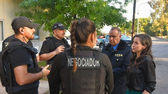 la negociadora del GRIS Rocío Conti ( de espalda) junto a autoridades del Ministerio de Seguridad y Justicia. Gentileza Gobierno de Mendoza.