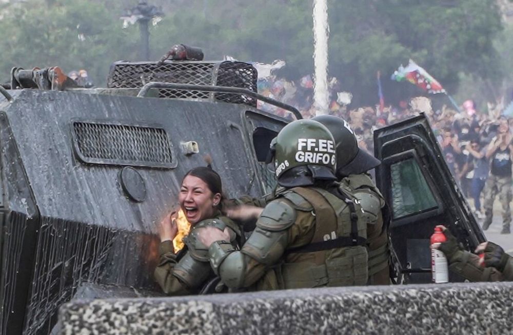 Imágenes impactantes: dos carabineras fueron quemadas con bombas molotov en Chile