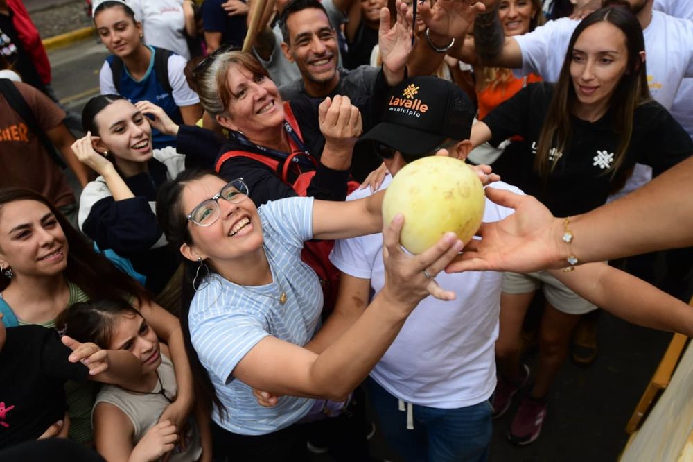 No es lo mismo Mendoza en Vendimia: seguí en vivo el Carrusel y las mejores fotos de la fiesta en las calles
