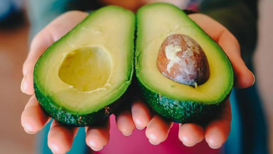 La palta suele oxidarse y cambiar de color rápidamente, pero existen trucos sencillos para conservarla fresca y evitar que se ponga negra al guardarla.