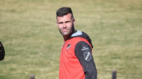 Los Andes | Metido. Campagnani dio indicaciones durante todo el partido y le dedicó el triunfo a su abuela Elena, quien falleció el domingo. Foto: José Gutierrez / Los Andes