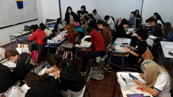 Desde ayer, para los alumnos y docentes el uso del barbijo es optativo durante el cursado en todos los niveles del sistema educativo. Foto de un curso de la Escuela José Vicente Zapata. Foto: Orlando Pelichotti / Los Andes