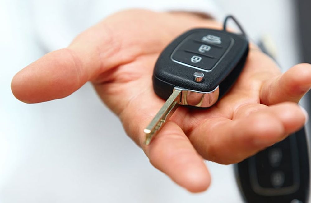 El hombre falleció por haberse ahogado con la llave del auto que había alquilado. Investigan si fue un asesinato.