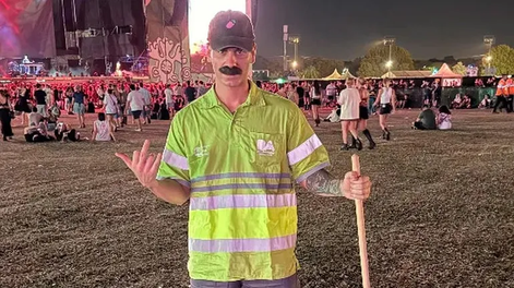 El Wandi habló con unos de los barrenderos reales y le preguntó por dónde podía entrar. &nbsp;