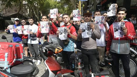 Los Andes | Repartidores se manifestaron ayer en el Centro mendocino. | Foto: Orlando Pelichotti / Los Andes