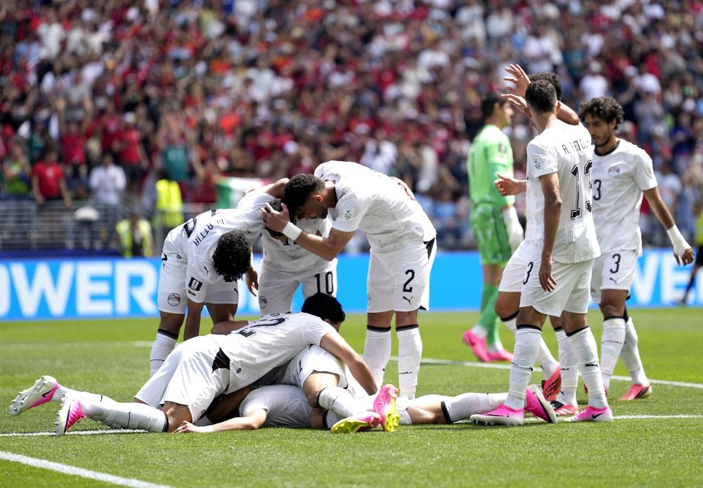 El autor del gol, Emam Ashour, qued&oacute; abordado por sus compa&ntilde;eros en un euf&oacute;rico festejo tras adelantar a Egipto ante B&eacute;lgica. 