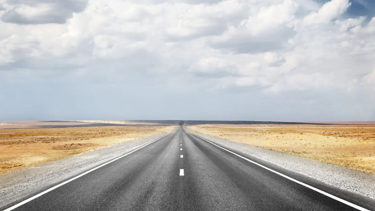La carretera más recta del mundo: 240 kilómetros sin curvas que desafían la mente en pleno desierto