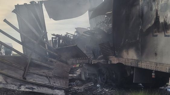 Se incendiaron un camión y las 83 motos que transportaba por la ruta 7: pérdidas totales