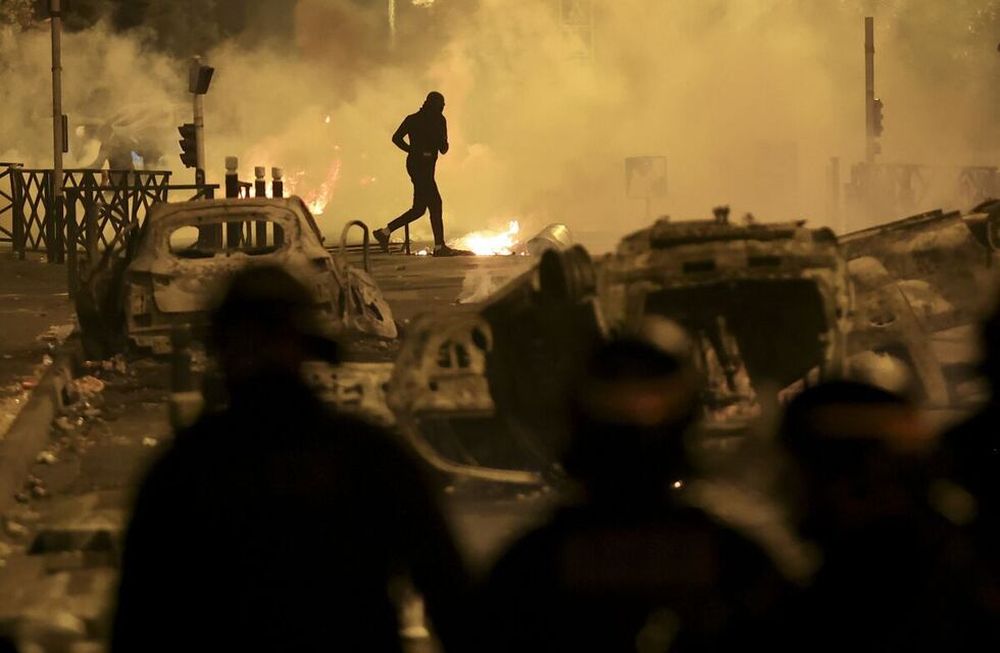 Tercera noche consecutiva de protestas y violencia en Nanterre, en la periferia de París, Francia, en reclamo por el asesinato de un joven en manos de un policía.