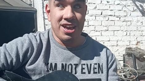 Los Andes | Edu rompe las barreras: es ciego, toca la guitarra y se luce con su canto en festivales solidarios y peñas. Foto: Gentileza Liliana Rivas.