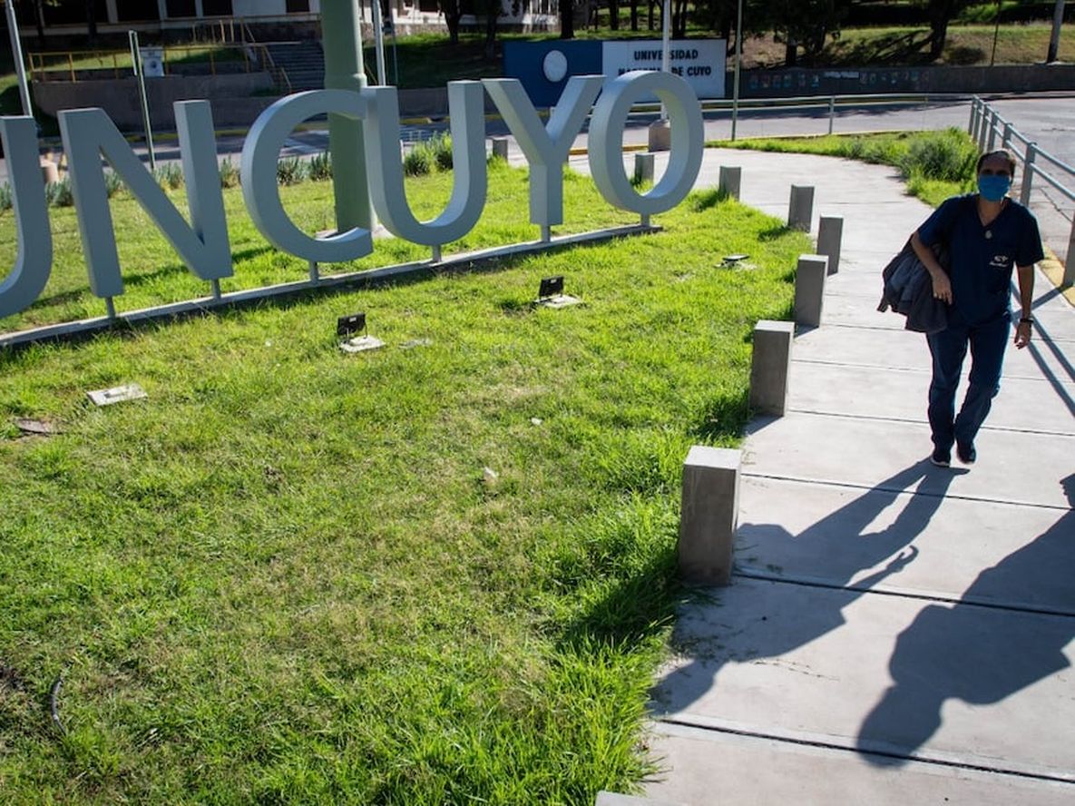 Universidad Nacional de Cuyo - Ignacio Blanco / Los Andes