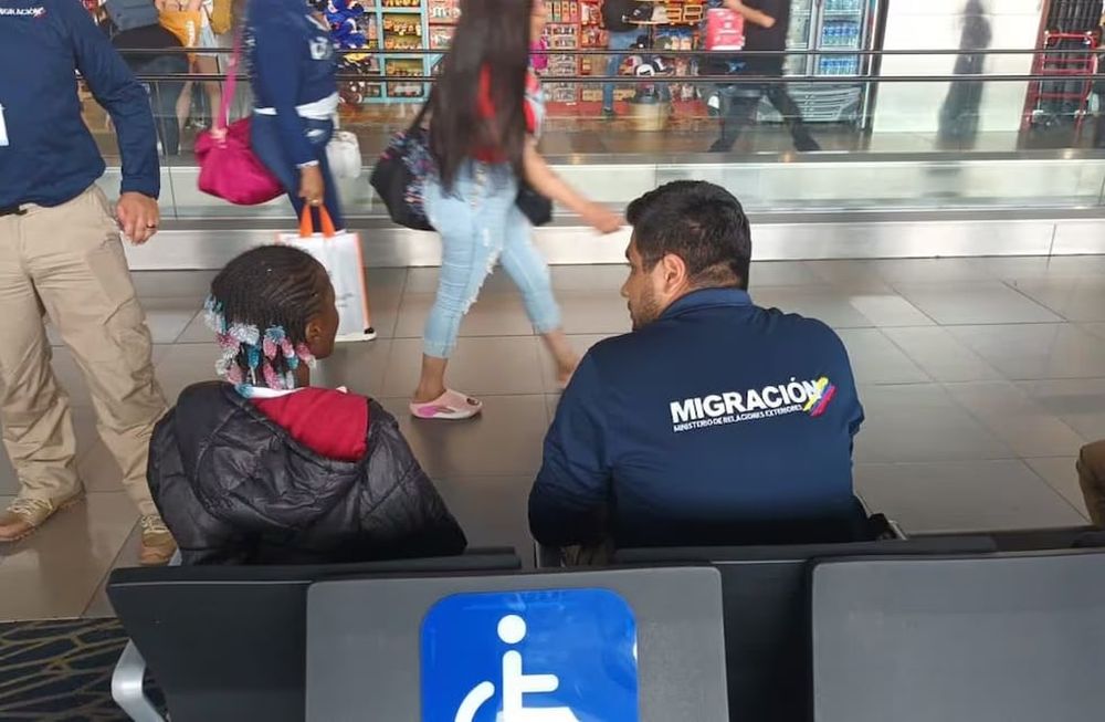 Dos niños migrantes africanos fueron abandonados en el aeropuerto de Bogotá - Foto Migraciones Colombia