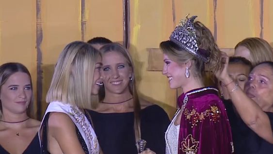 El momento en que Agostina Saua hacía entrega de los atributos vendimiales a a Alejandrina Funes, nueva Reina Nacional de la Vendimia 2025
