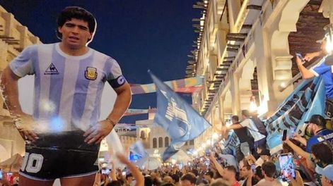 Miles de hinchas argentinos presentes en Qatar.