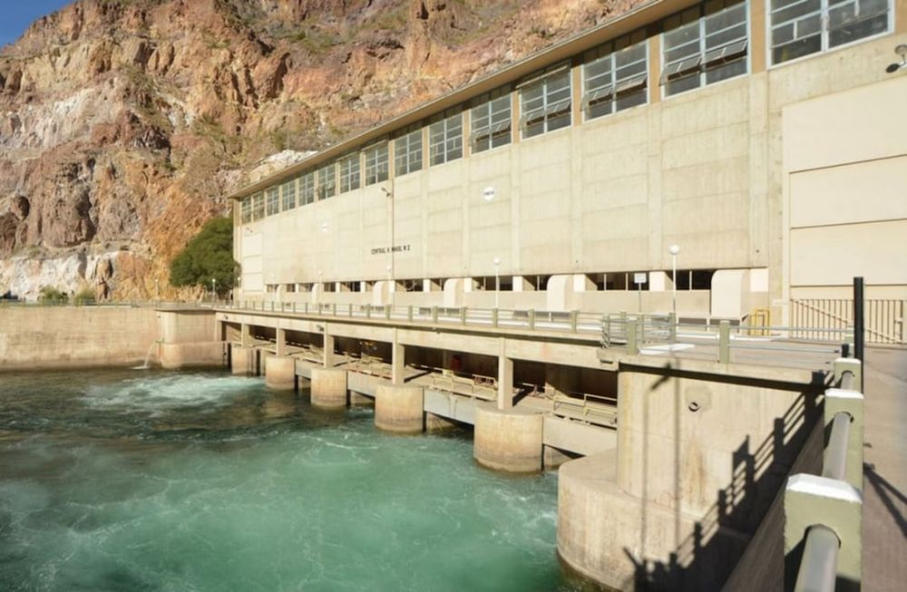 El Sistema Hidroeléctrico Los Nihuiles está conformado por tres represas, cuatro plantas generadoras de energía hidroeléctrica y un dique compensador.