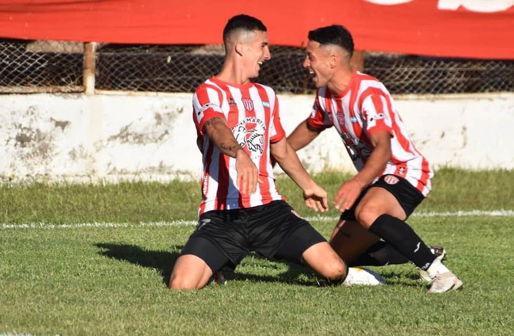IMPLACABLE. Javier Soto festeja con Hernán Soria el tercer gol del elenco albirrojo, luego de un error de la defensa del Perro. / Prensa ACSM.