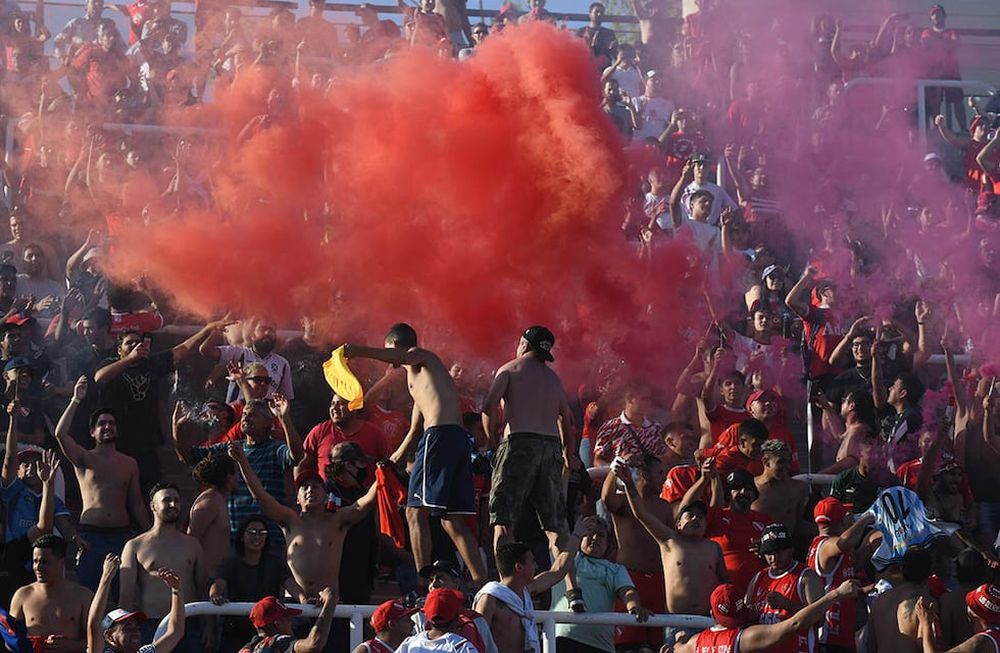 Los hinchas de Independiente, con camisetas, banderas y hasta bengalas en el Malvinas ante el Tomba. / José Gutiérrez