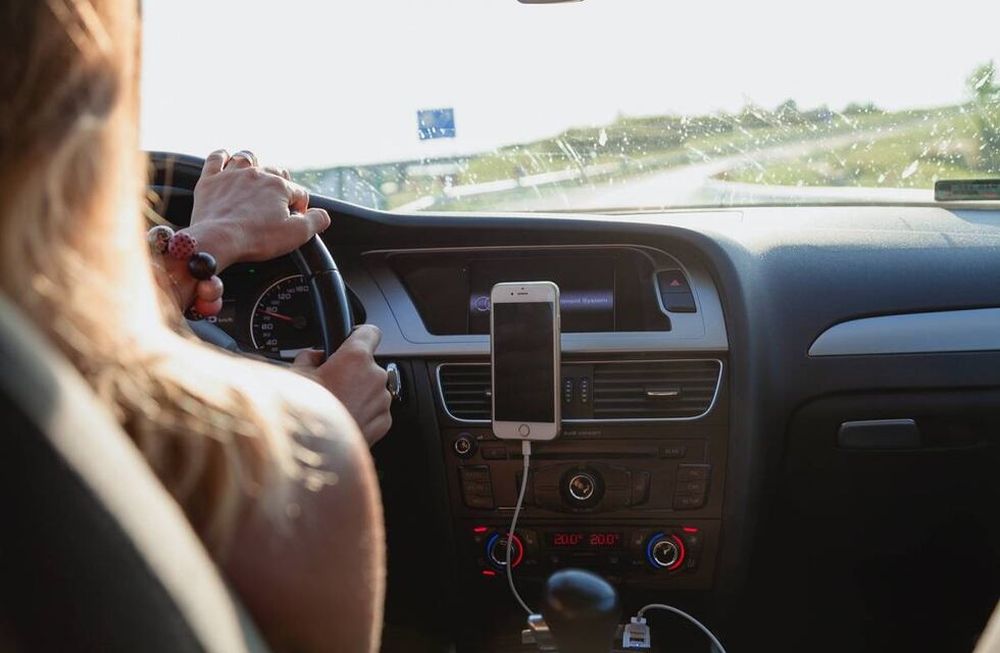 Aunque ha perdido vigencia el “andá a lavar los platos”, aún hay comentarios sexistas negativos hacia las mujeres cuando están frente al volante. | Imagen ilustrativa / Web