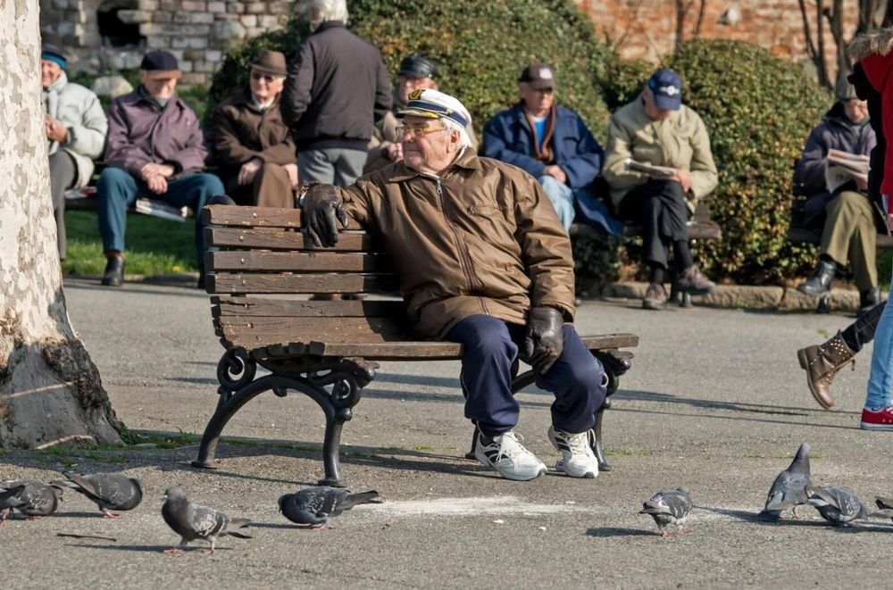Roy Marsh, un jubilado de 86 años, fue multado en Inglaterra tras escupir una hoja que el viento le metió accidentalmente en la boca, en un caso que desató críticas por el exceso de celo policial.