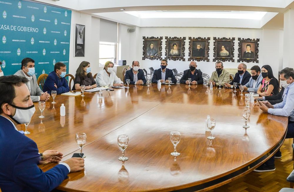 El Gobernador y sus funcionarios con los intendentes municipales. La idea es consensuar las medidas que se adopten.