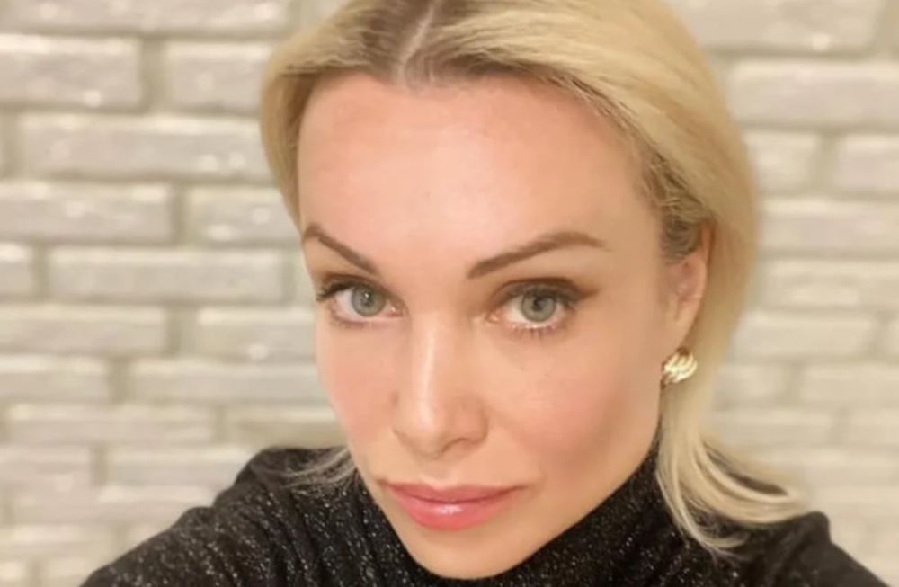 Marina Ovsyannikova vive en Moscú y se presenta en sus redes sociales como conductora de noticias televisivas, y nadadora de aguas abiertas.