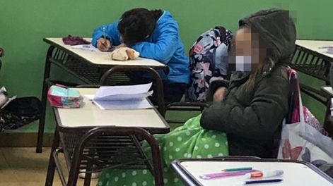 Una docente maipucina capturó la realidad que sus alumnos viven con los días de frío en las aulas y las ventanas abiertas.